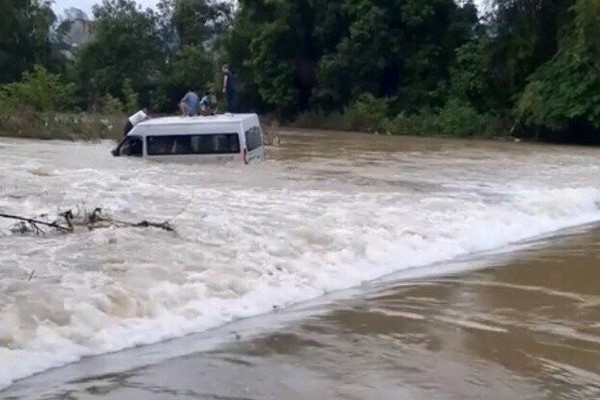 Cao Bằng: Hai xe ô tô bị nước cuốn trôi khi lưu thông qua đập tràn