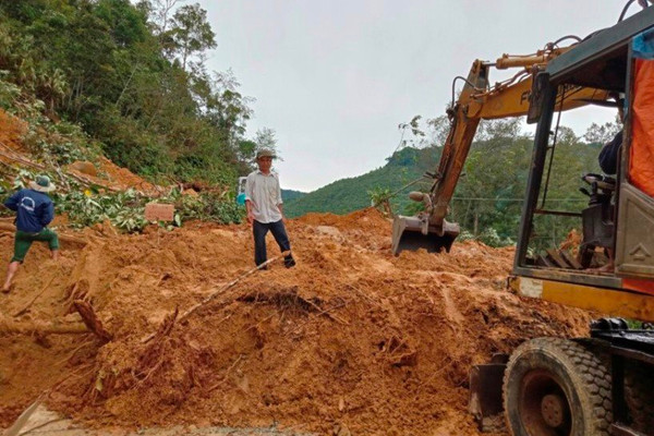 Mưa lớn gây sạt lở đường ở khu vực biên giới vùng cao Quảng Nam