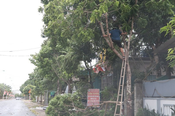 Hà Tĩnh: Hàng chục nhà dân tốc mái, đường biến thành sông
