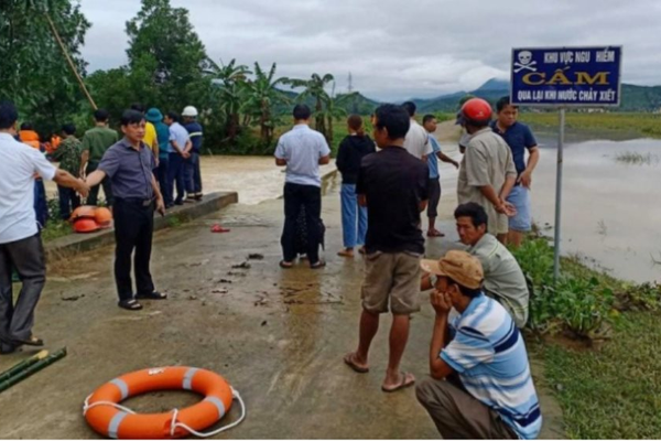 Hà Tĩnh: Ba thanh niên đi qua đập tràn bị nước lũ cuốn trôi, một người tử vong