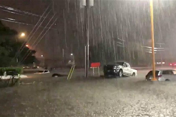 Mỹ: Bão Beta đổ bộ đất liền, gây mưa lớn và ngập lụt đường phố