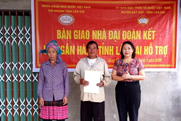 Lào Cai: Trao 7 ngôi nhà đại đoàn kết cho các hộ nghèo