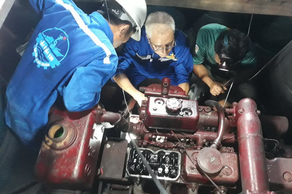 Kịp thời sửa chữa sự cố tàu cá Phú Yên