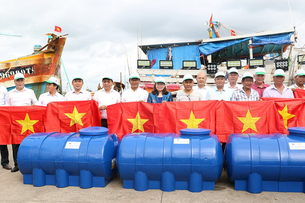 Thứ trưởng Lê Minh Ngân phát động Lễ ra quân hưởng ứng “Chiến dịch làm cho thế giới sạch hơn” năm 2020 và trao quà cho ngư dân Bà Rịa - Vũng Tàu