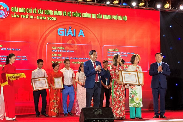 Hà Nội trao thưởng 2 giải báo chí quan trọng