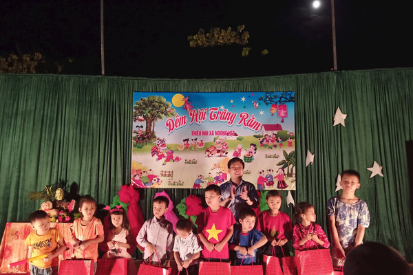 Điện Biên: Tiếp nối chương trình tặng quà Trung thu cho trẻ em vùng cao 