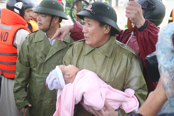 Lãnh đạo tỉnh Quảng Trị chỉ đạo cứu hộ cứu nạn tại hiện trường cơn lũ dữ
