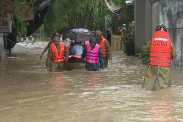 Huế: Gấp rút di dời các hộ dân ngập lụt đến nơi an toàn