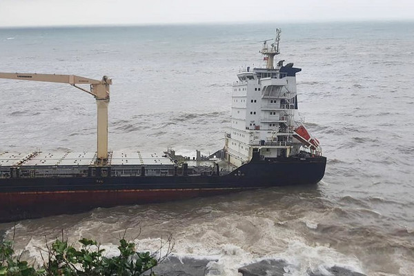 Phát hiện tàu chở hàng nước ngoài trôi dạt dưới chân núi Hải Vân
