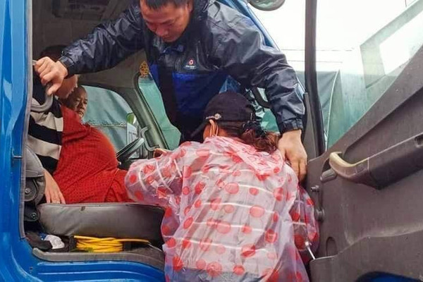  Quảng Nam: Bội đội vượt lũ dữ đưa thai phụ đi sinh