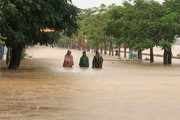 Áp thấp nhiệt đới khả năng thành bão, miền Trung vẫn chìm trong mưa lũ