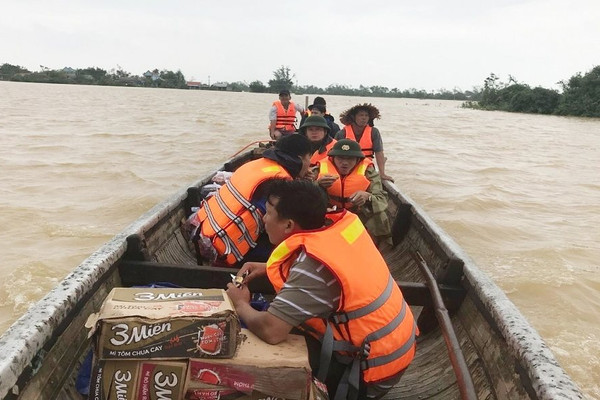 Thừa Thiên Huế: Cấp phát mì tôm cứu trợ nhân dân vùng lũ