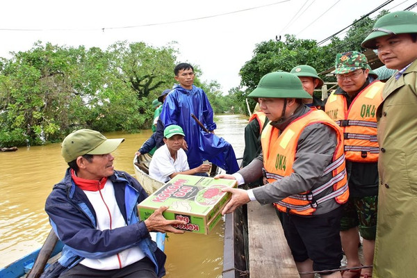 Mưa lũ nặng nề, Thừa Thiên Huế khẩn trương xuất lương thực hỗ trợ người dân