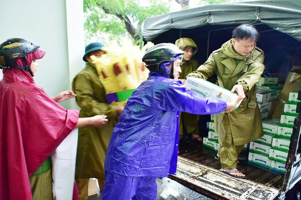 Thừa Thiên Huế: Kịp thời hỗ trợ, không để người dân đói rét do mưa lũ