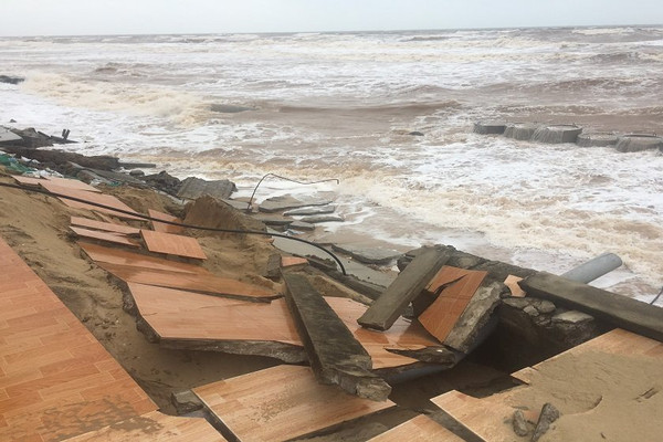 Quảng Bình: Kè biển Nhật Lệ 2 sạt lở nghiêm trọng sau mưa lũ