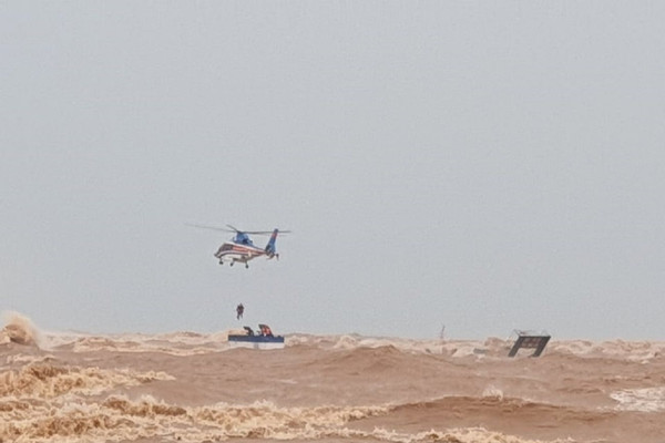 Quảng Trị: Trực thăng, đặc công nước cứu thành công 8 người gặp nạn trên biển