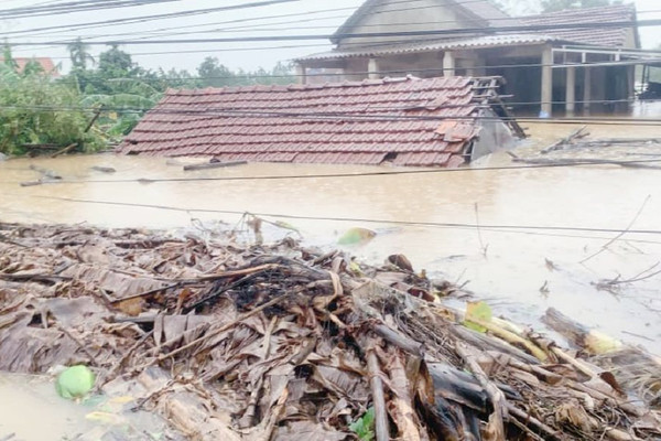 Thừa Thiên Huế: Lũ còn tiếp diễn, 3 người chết và hơn 53.000 nhà ngập lụt