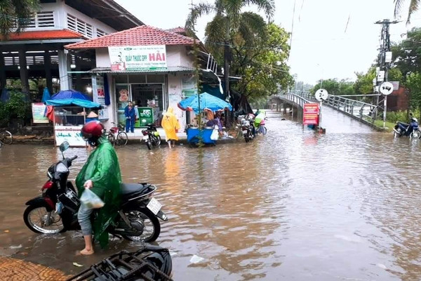 Quảng Ngãi: Nước lũ lên nhanh, cảnh báo sạt lở và ngập lụt nhiều nơi