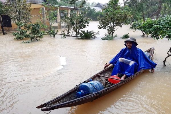 Nước lũ ở Thừa Thiên Huế đang xuống nhưng nhiều nơi vẫn ngập sâu