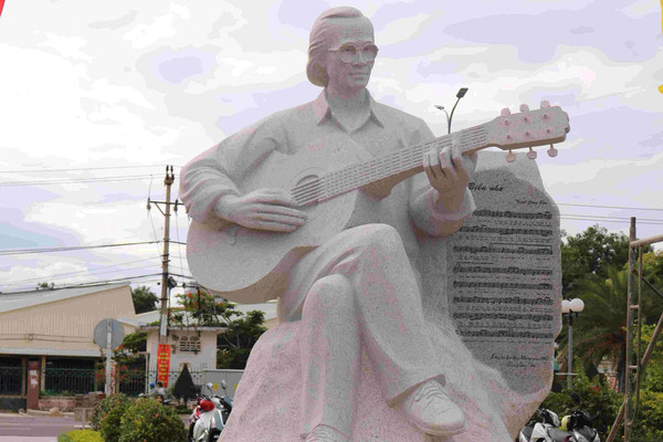 Tượng nghệ thuật nhạc sĩ Trịnh Công Sơn nằm bên bờ biển Quy Nhơn