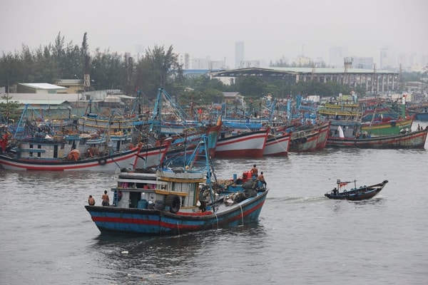 Khẩn trương chống bão, đảm bảo an toàn cho người tham gia giao thông