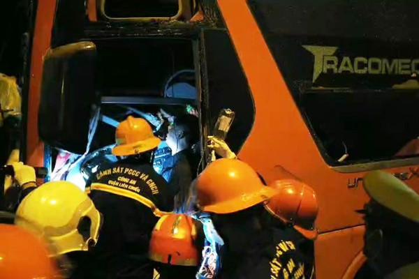 Tai nạn trên đường dẫn hầm Hải Vân, 2 người chết, nhiều người bị thương