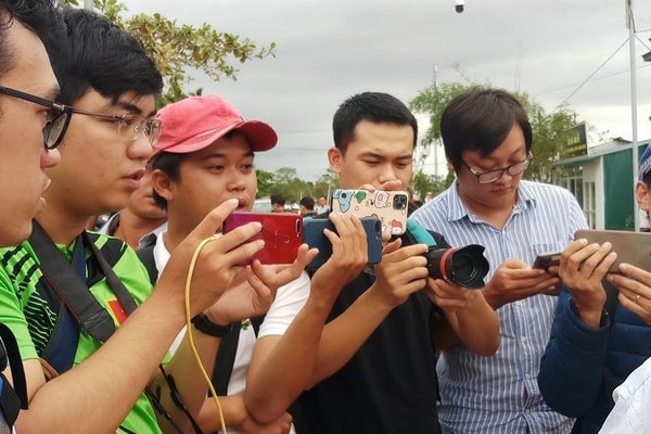 Đông đảo phóng viên “trực chiến” xuyên ngày đêm vụ sạt lở thủy điện Rào Trăng 3 