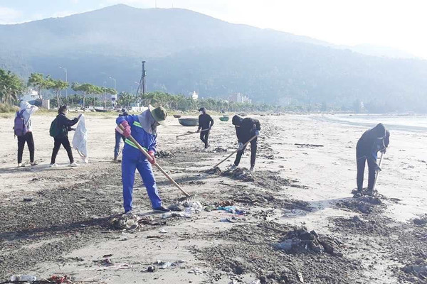 Hơn 4 ngàn tấn rác trôi dạt vào bãi biển, Đà Nẵng gồng mình dọn dẹp