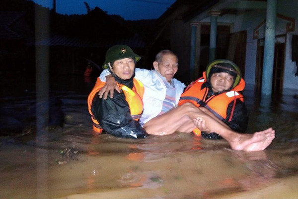 Kịp thời di dời 14 người bị ngập nước tại huyện miền núi A Lưới đến nơi an toàn trong đêm