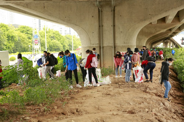 Hà Nội: Hơn 1.500 bạn trẻ chung tay dọn sạch các bãi rác tự phát 