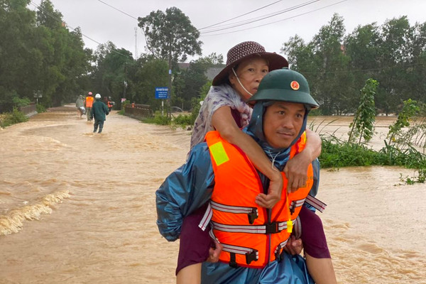 Quảng Trị: Nước lũ bất ngờ dâng cao, gần 10.000 hộ dân sơ tán khẩn