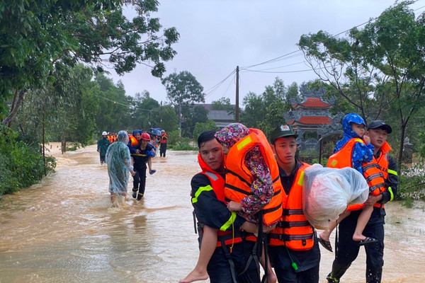 Phó Thủ tướng Trịnh Đình Dũng chỉ đạo tập trung ứng phó mưa lũ