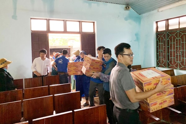 Trao hàng trăm suất quà cho người vùng lũ tại Thừa Thiên Huế