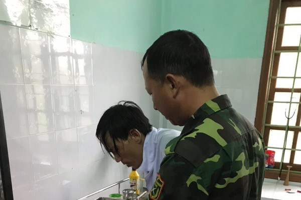 Quảng Trị: Vượt mưa lũ, lính Biên phòng hỗ trợ đỡ đẻ cho một sản phụ