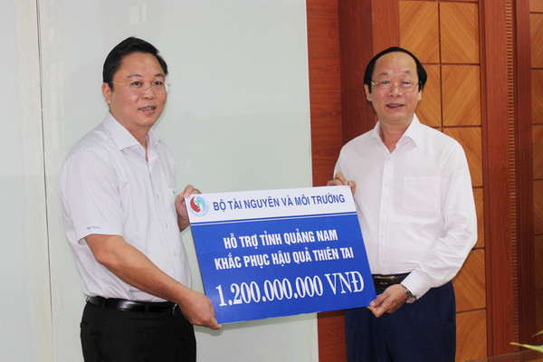 Bộ TN&MT trao 1,2 tỷ đồng hỗ trợ Quảng Nam khắc phục hậu quả thiên tai
