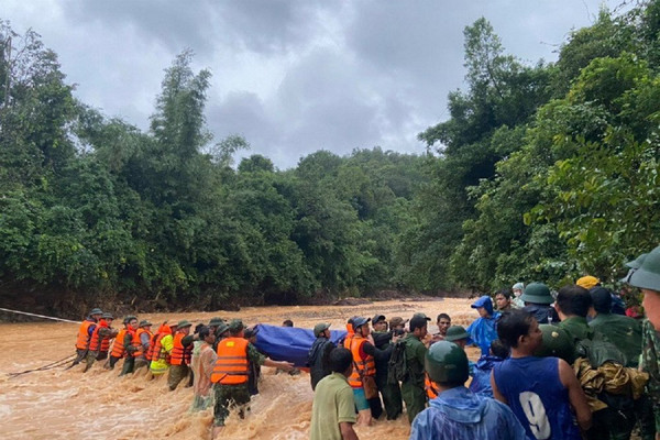 Quảng Trị: Băng rừng, vượt suối đưa thi thể Đại úy Công an hy sinh vì cứu hộ trong mưa lũ trở về