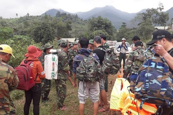 Quảng Trị: Hàng cứu trợ được trực thăng mang tới cho người dân trong vùng bị cô lập do mưa lũ