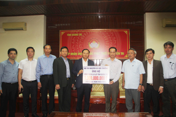 Bộ TN&MT trao ủng hộ Quảng Trị 1,3 tỷ đồng khắc phục hậu quả mưa lũ