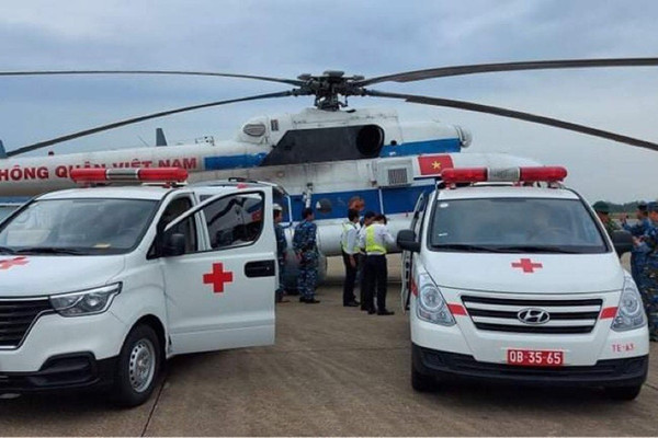 Trực thăng đưa 2 người bị thương do cứu hộ mưa lũ ở Quảng Trị vào Huế điều trị