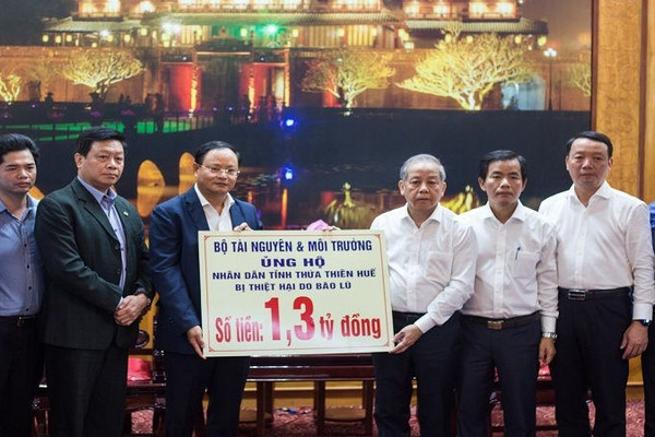 Bộ TN&MT trao hơn 1 tỷ đồng hỗ trợ Thừa Thiên Huế khắc phục hậu quả mưa lũ