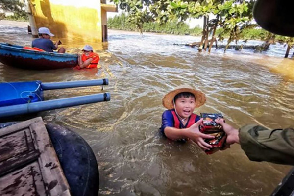 Gần 9.000 người phải rời bỏ nhà cửa khi bão Molave ​​đổ bộ Philippines