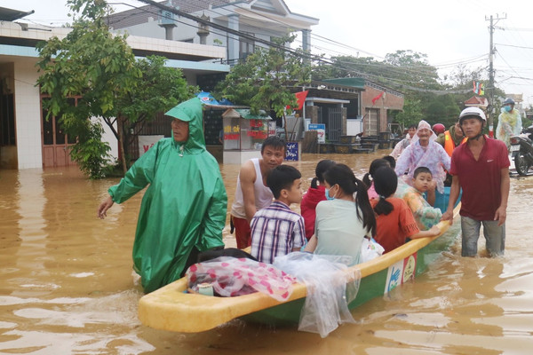 Quảng Trị: Người dân hạn chế ra đường sau 21h tối nay, sẽ cưỡng chế di dân tránh bão nếu thấy cần thiết