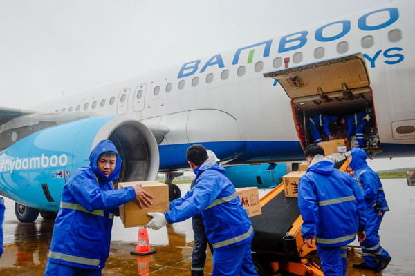Bamboo Airways đưa bác sĩ, hàng hóa y tế vào hỗ trợ đồng bào miền Trung