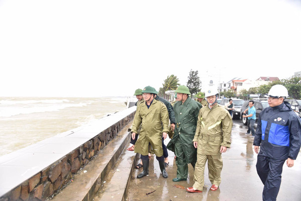 Phó Thủ tướng Trịnh Đình Dũng: Điều tàu hải quân ra cứu hộ ngư dân gặp nạn