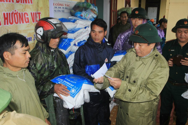 Đoàn ĐBQH tỉnh Quảng Trị trao quà cứu trợ hàng trăm hộ dân bị cô lập nhiều ngày do mưa lũ, sạt lở đất