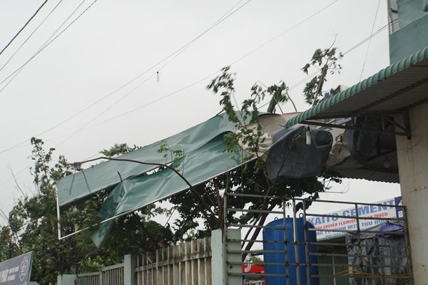 Quảng Ngãi dùng xe bọc thép đưa người đi cấp cứu trong bão số 9
