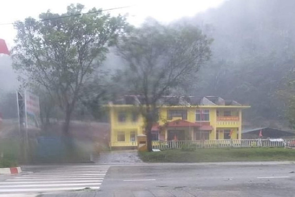 Thừa Thiên Huế: Nhiều người bị thương, nhà tốc mái do bão số 9