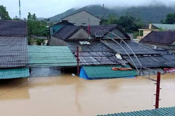 Nghệ An: Mưa như trút, hàng nghìn hộ dân bị ngập sâu