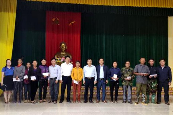 Sở TN&MT Hà Tĩnh tặng quà cho người dân vùng lũ