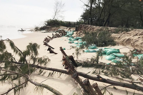 Thừa Thiên Huế: Hơn 14km bờ biển sạt lở do mưa bão